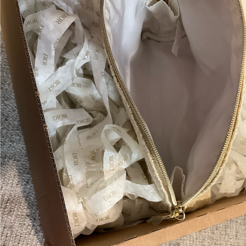 NIB DIOR GOLD COSMETIC CASE, BOXES, SAMPLES & PACKAGING - Picture 5 of 6